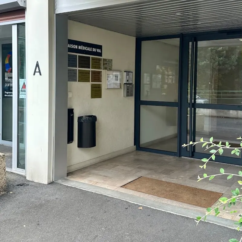 Entrée du bâtiment A, avec la lettre A et la plaque Maison médicale du Val