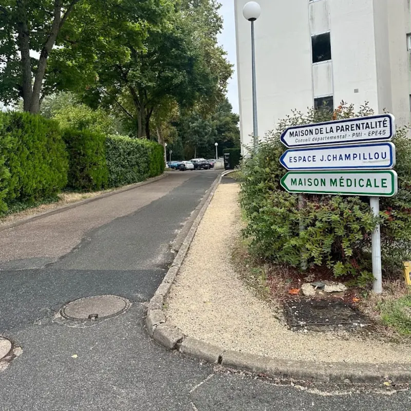 Panneau «&nbsp;Maison médicale&nbsp;» au bord d’une allée arborée